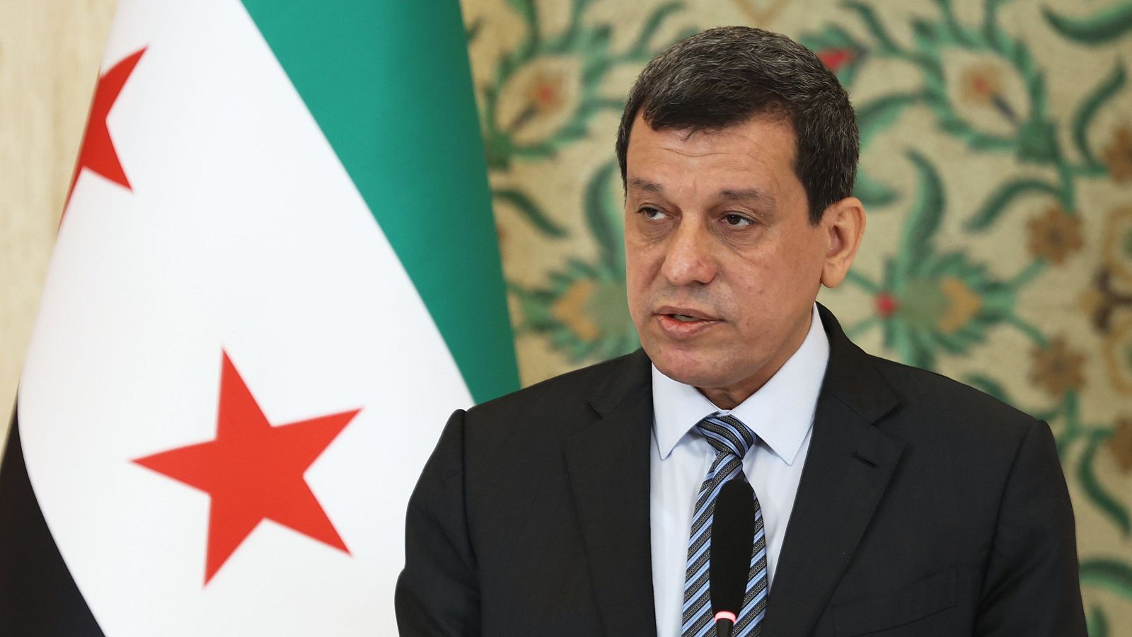 La alianza armada kurdosiria anuncia su disolución y facilita la unificación del nuevo Estado sirio
