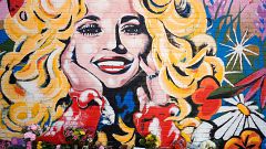 Las mejores canciones de Dolly Parton que cuentan su vida, su feminismo y su dimensión política