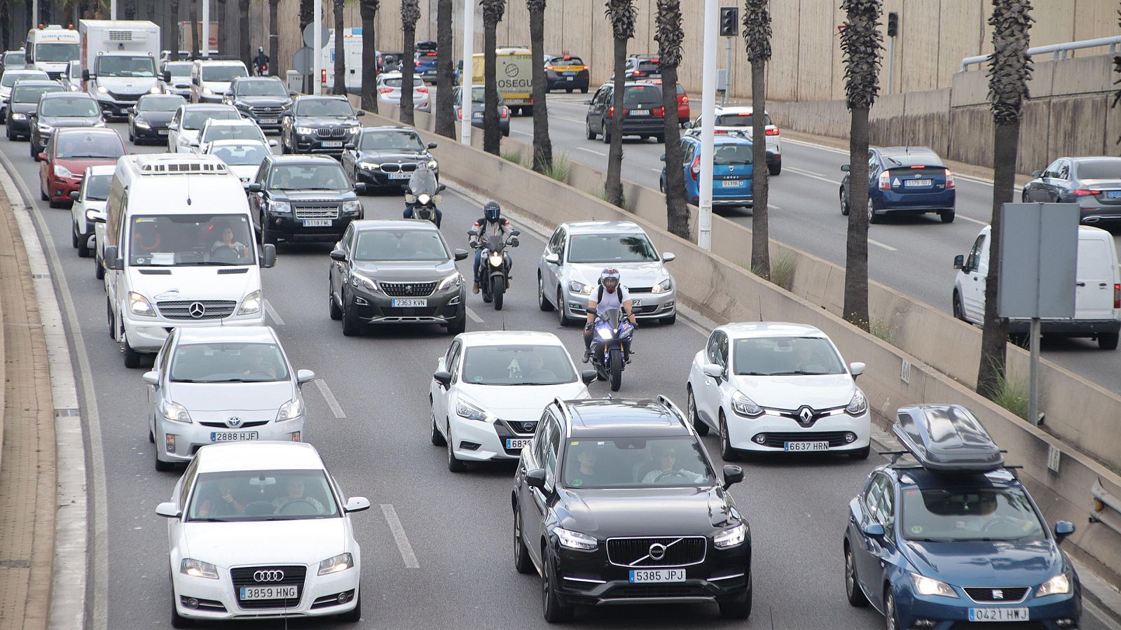 Cues de vehicles circulant per la Ronda de Dalt de Barcelona. | ACN