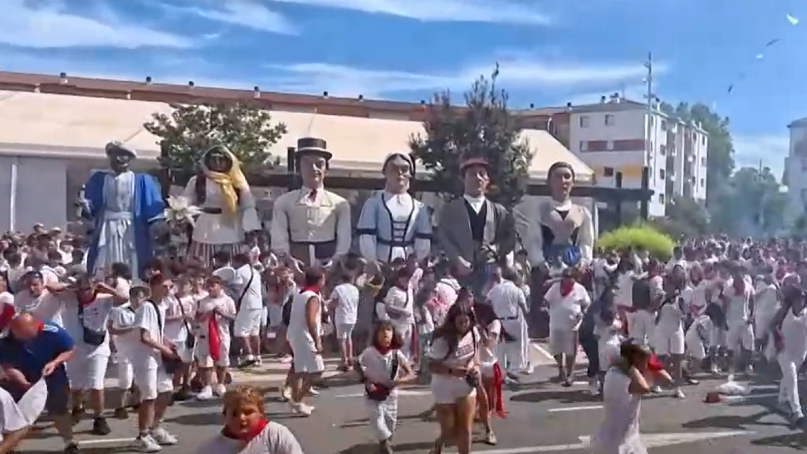 Una explosión de cohetes deja varios heridos durante el chupinazo de Noáin, Navarra