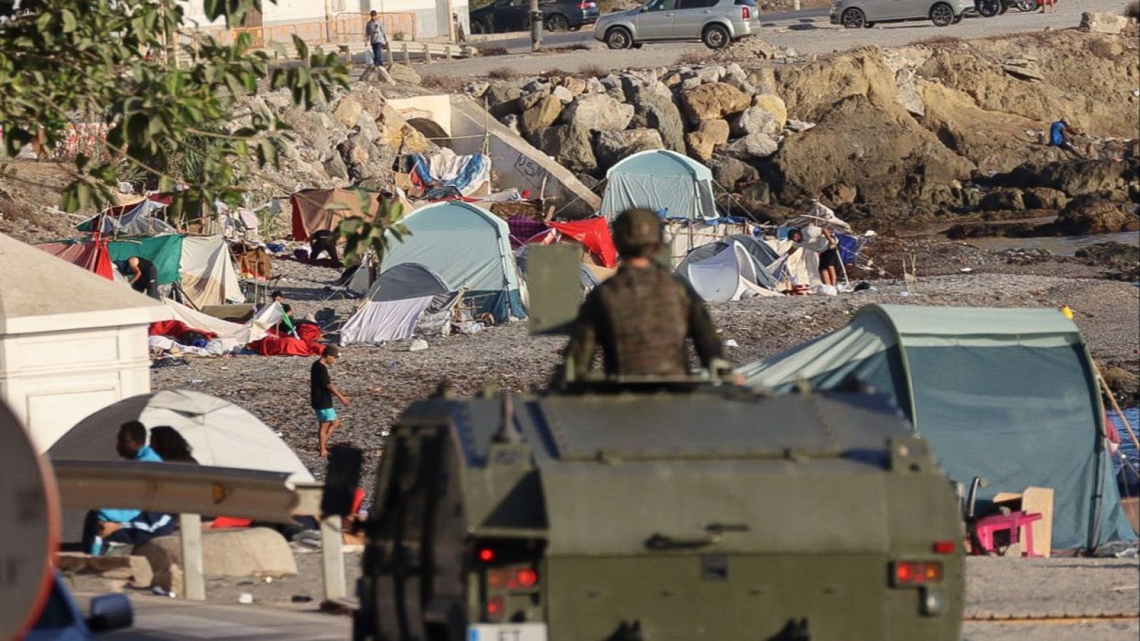 Un vehículo militar patrulla por la playa del Trampolín de Ceuta