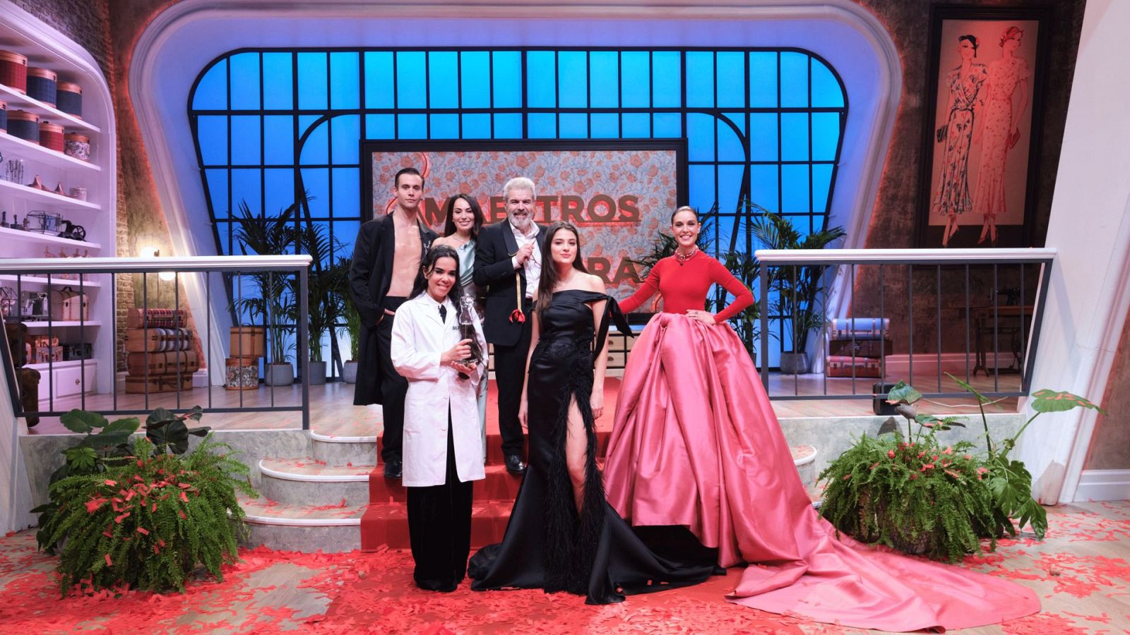 Beatriz Luengo, ganadora de 'Maestros de la Costura Celebrity 2', junto al jurado y la presentadora