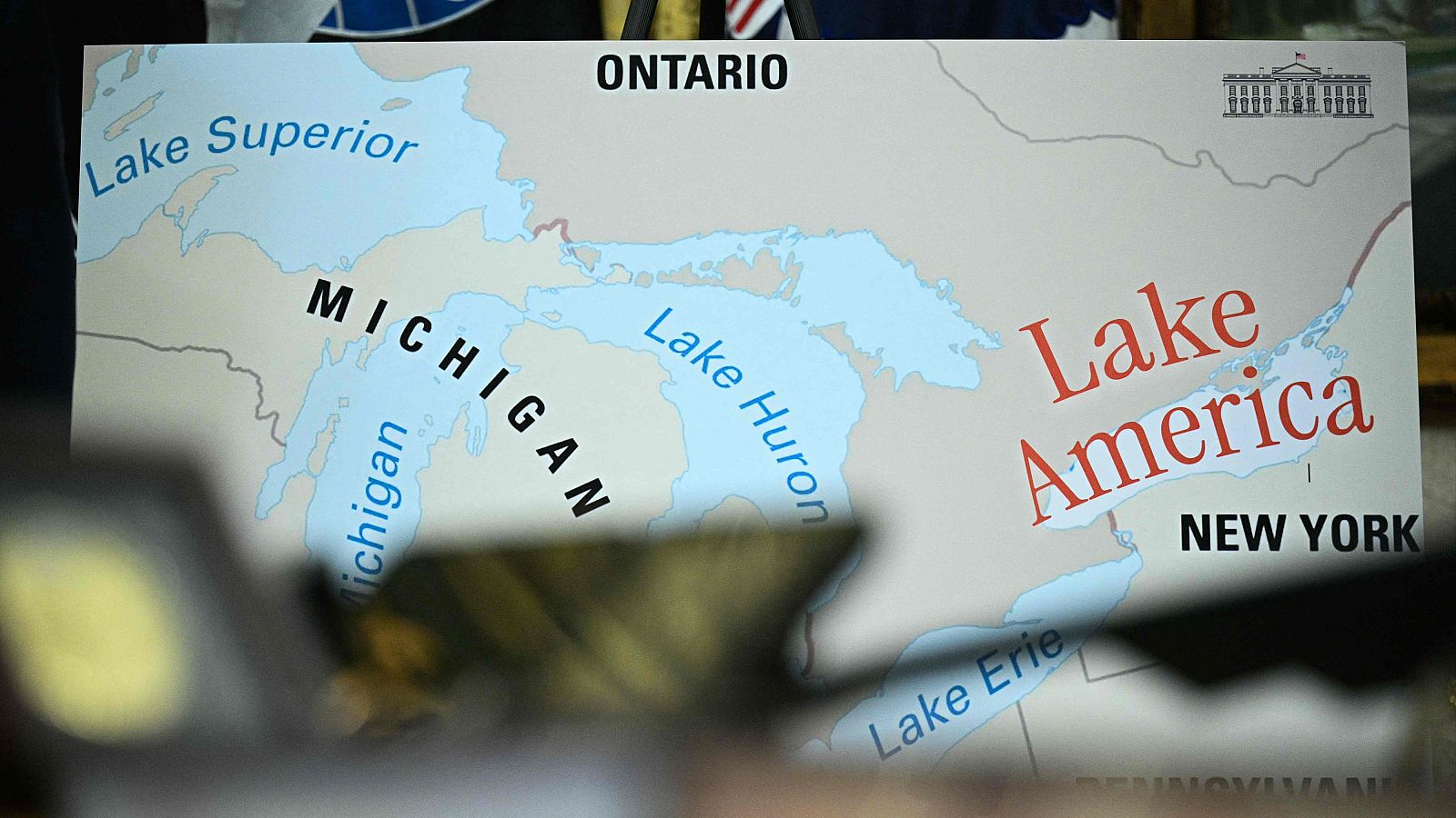Trump firma una orden para cambiar el nombre del lago Ontario a lago América