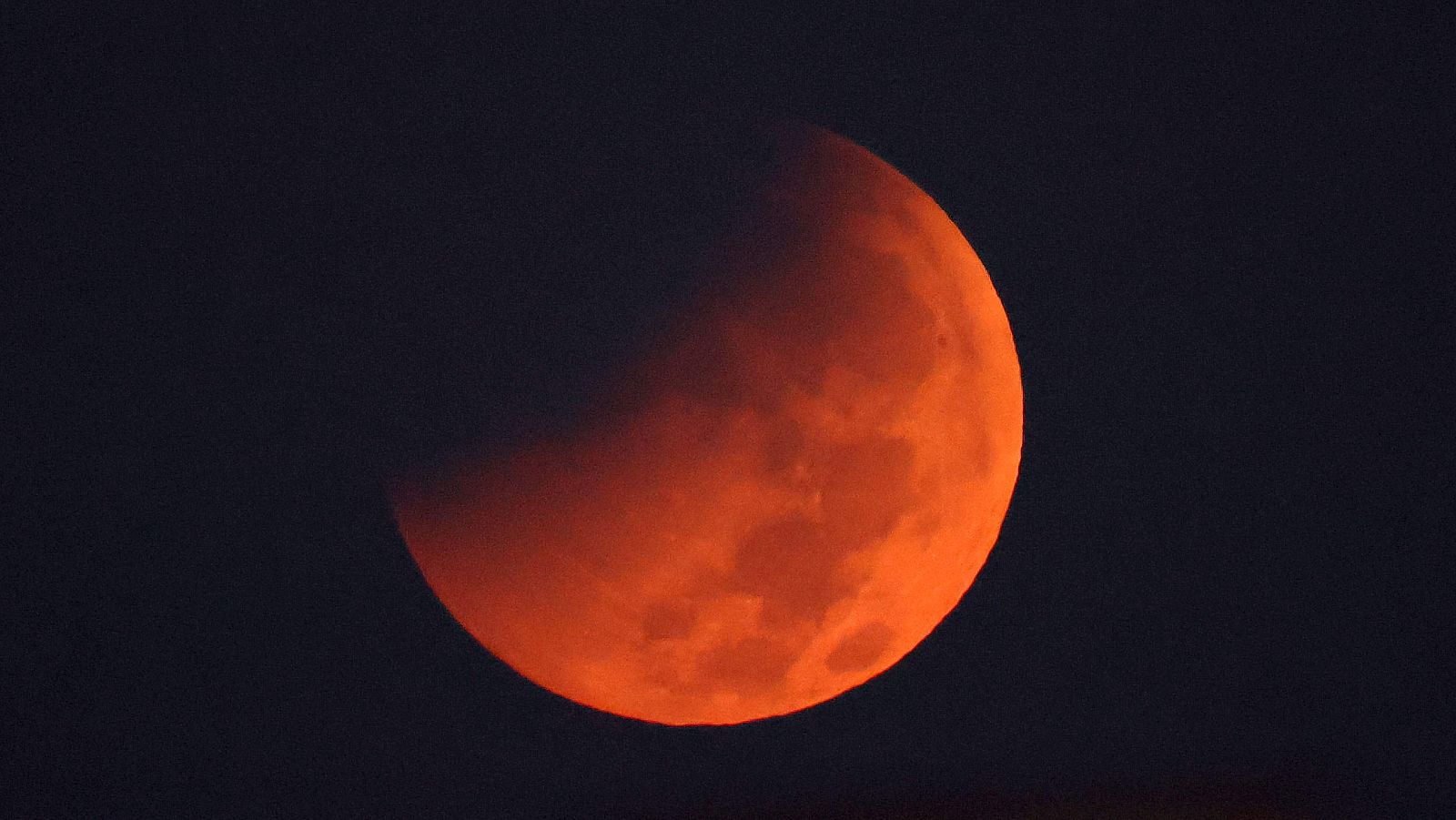 Eclipse lunar parcial de agosto de 2026: la luna de esturión en cinco fases