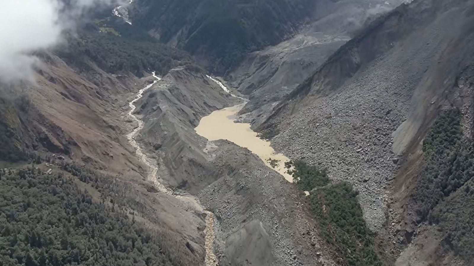Nepal y China frenan los rescates ante el riesgo de una nueva riada