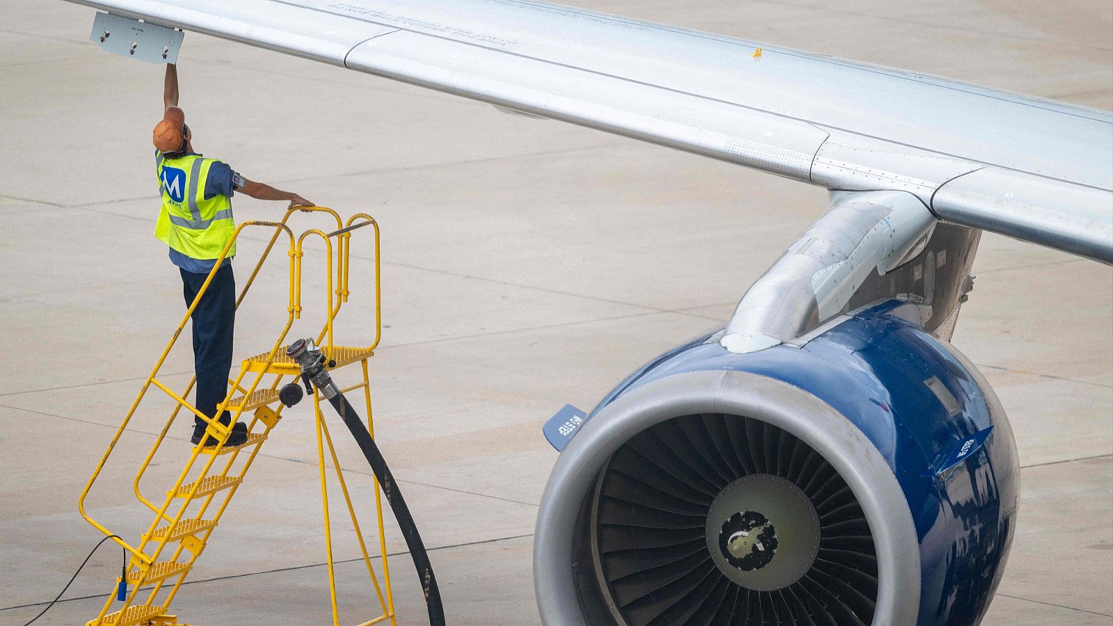 Un técnico recarga combustible en un avión de Delta Airlines en el aeropuerto de Austin.