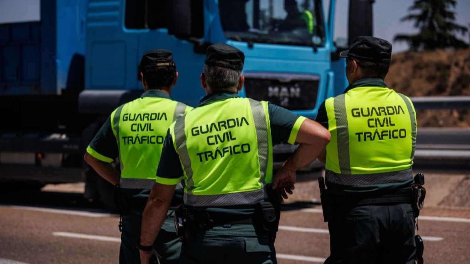 Agentes de la Guardia Civil de Tráfico en carretera.