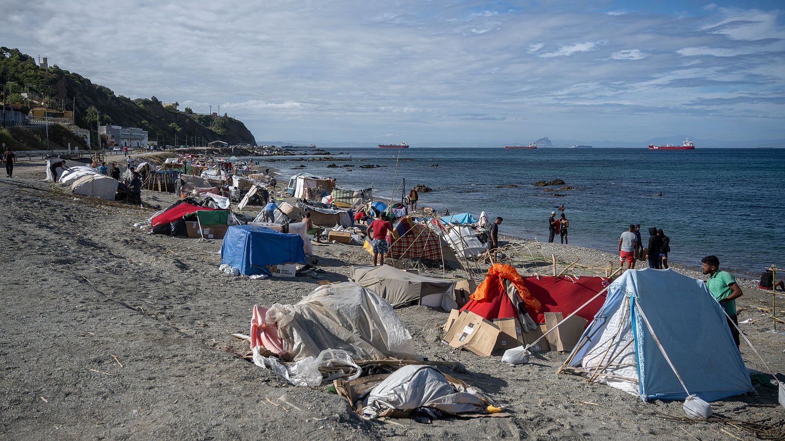 Migrantes en campamentos improvisados en la playa de Ceuta