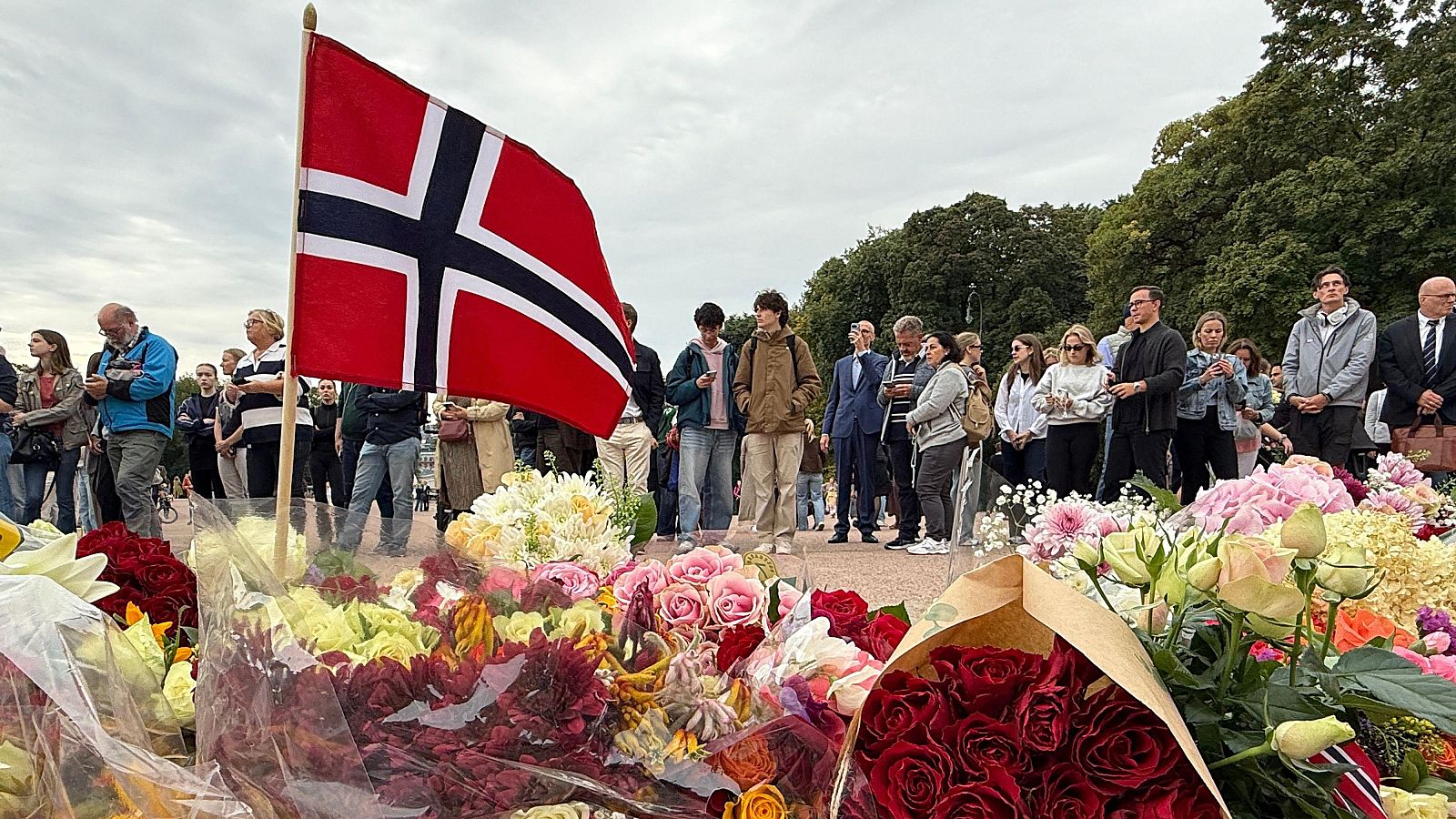Tras la muerte del rey Harald V, la gente se congregó frente al Palacio Real de Oslo para depositar flores