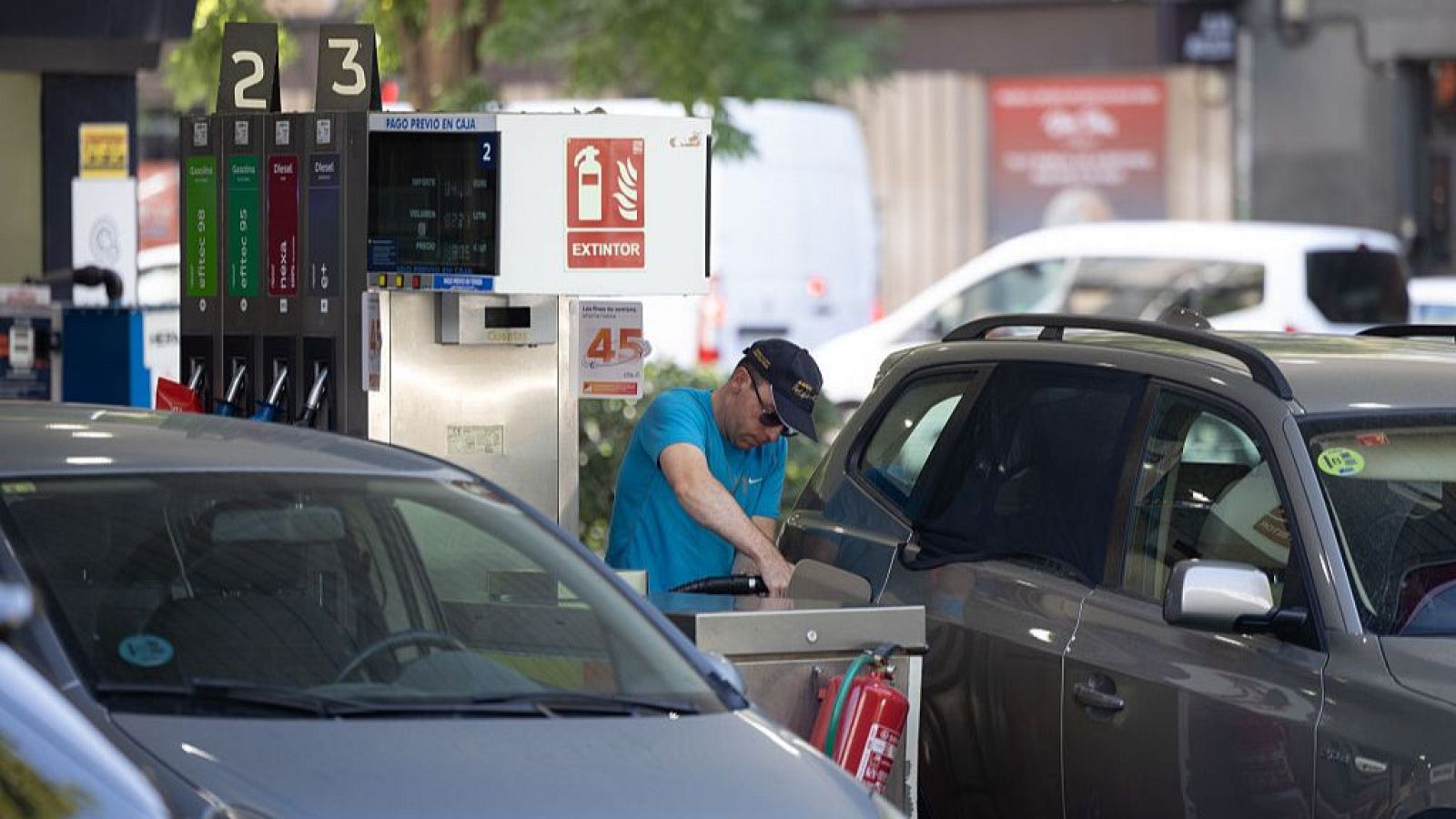 Precio gasolina y diésel: un conductor llena el depósito de su coche en una gasolinera