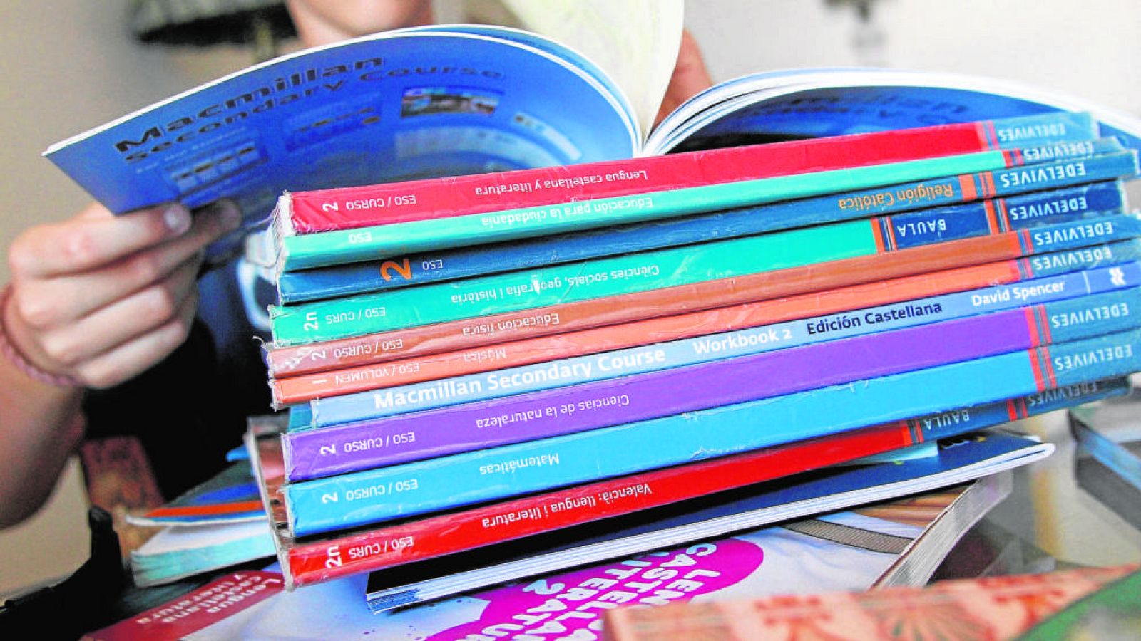 El mapa desigual de los libros de texto en España: las diferencias entre comunidades marcan la vuelta al cole