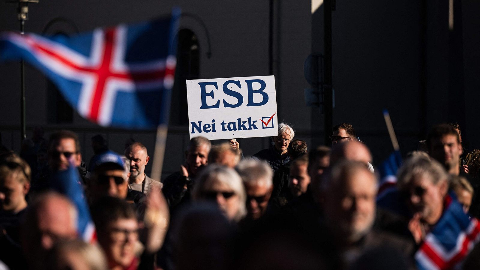 Referendum Islandia: detractores de la adhesión a la Unión Europea participan en un mitin en Reikiavik