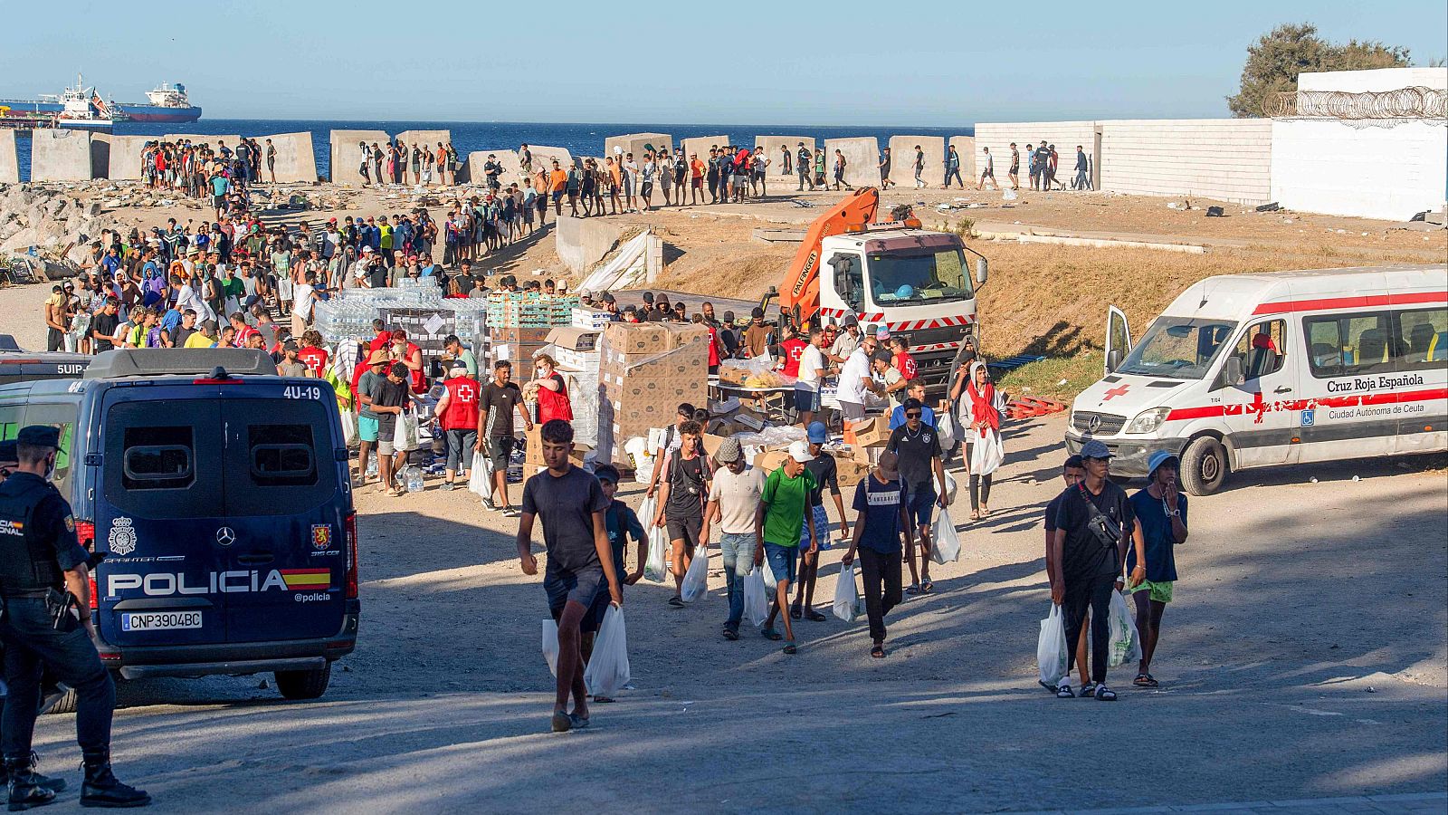La ministra de Sanidad espera que los migrantes de Ceuta estén realojados en 2 o 3 semanas