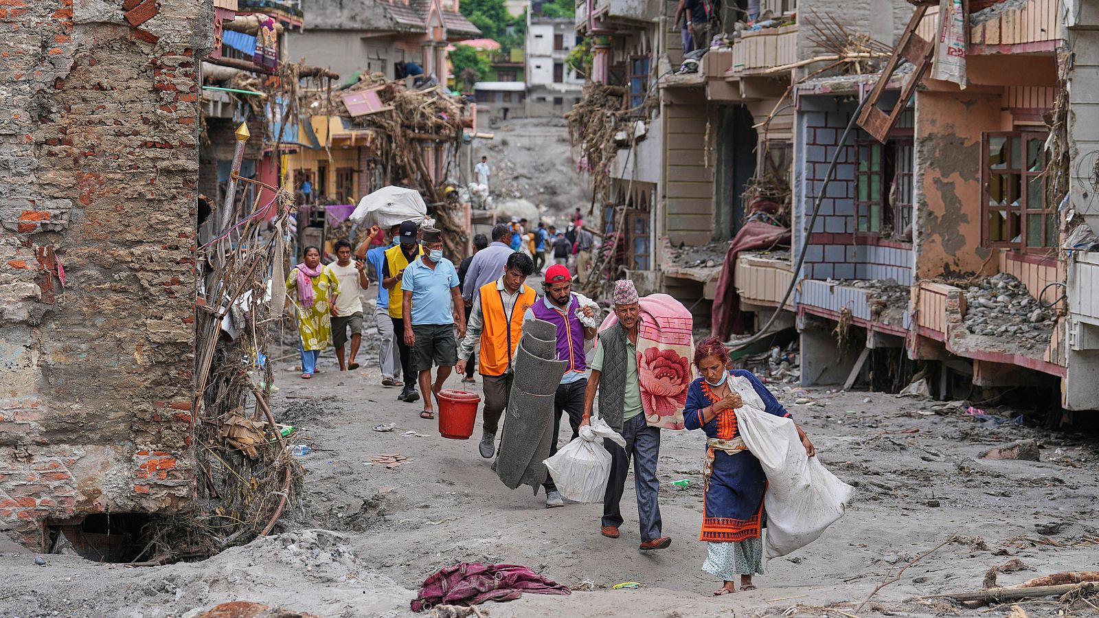 Residentes de Devighat, en el distrito de Nuwakot, transportan sus pertenencias rescatadas