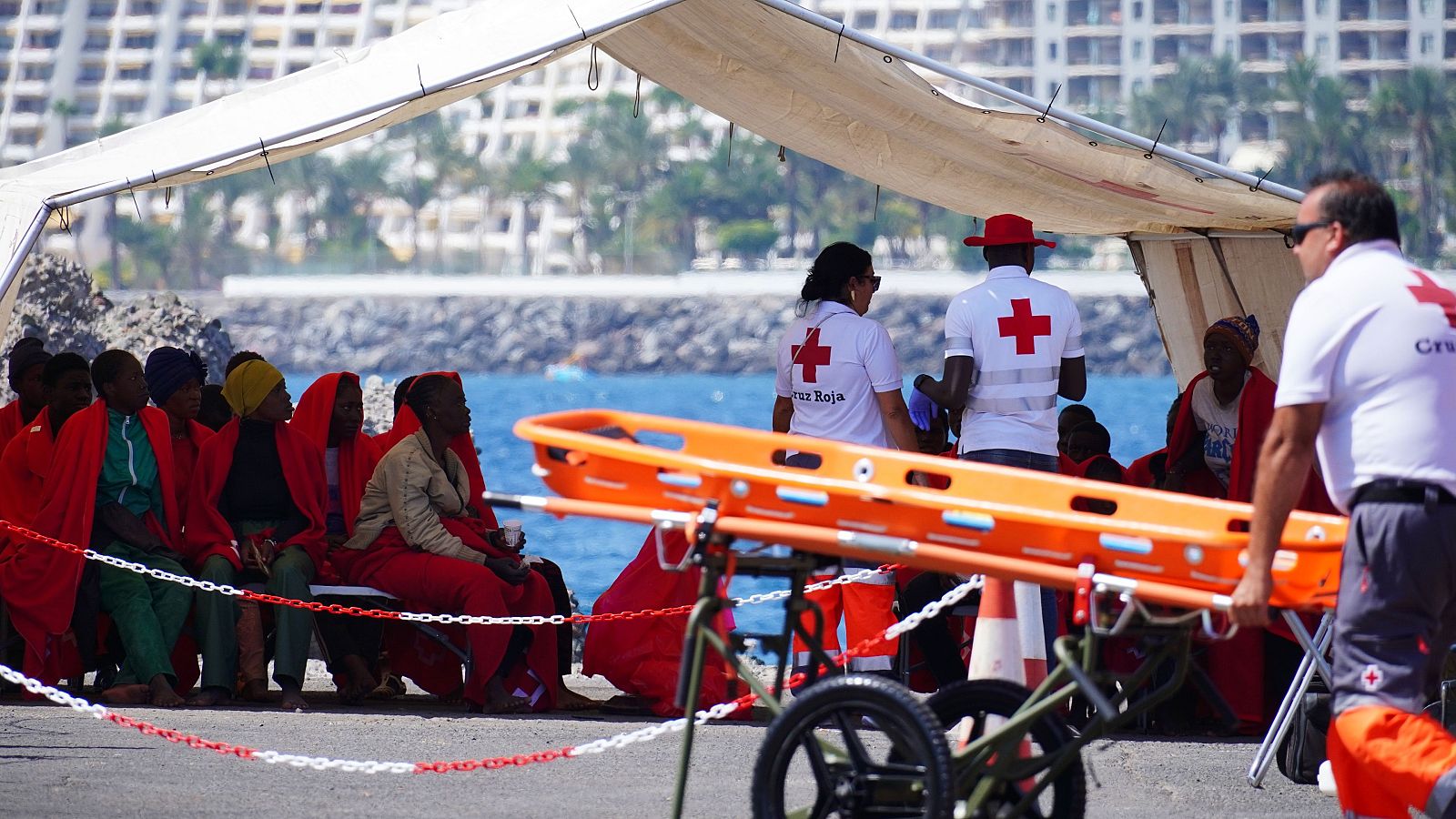 Migrantes que reciben ayuda humanitaria de la Cruz Roja