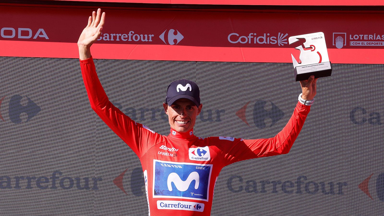 Enric Mas con el maillot rojo tras su victoria en la Sierra de Aitana