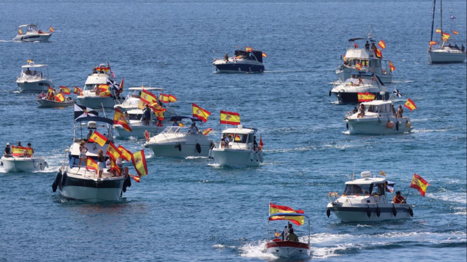 Una 'Armada de la Solidaridad' y una concentración motera llenan la bahía de Ceuta de banderas de España