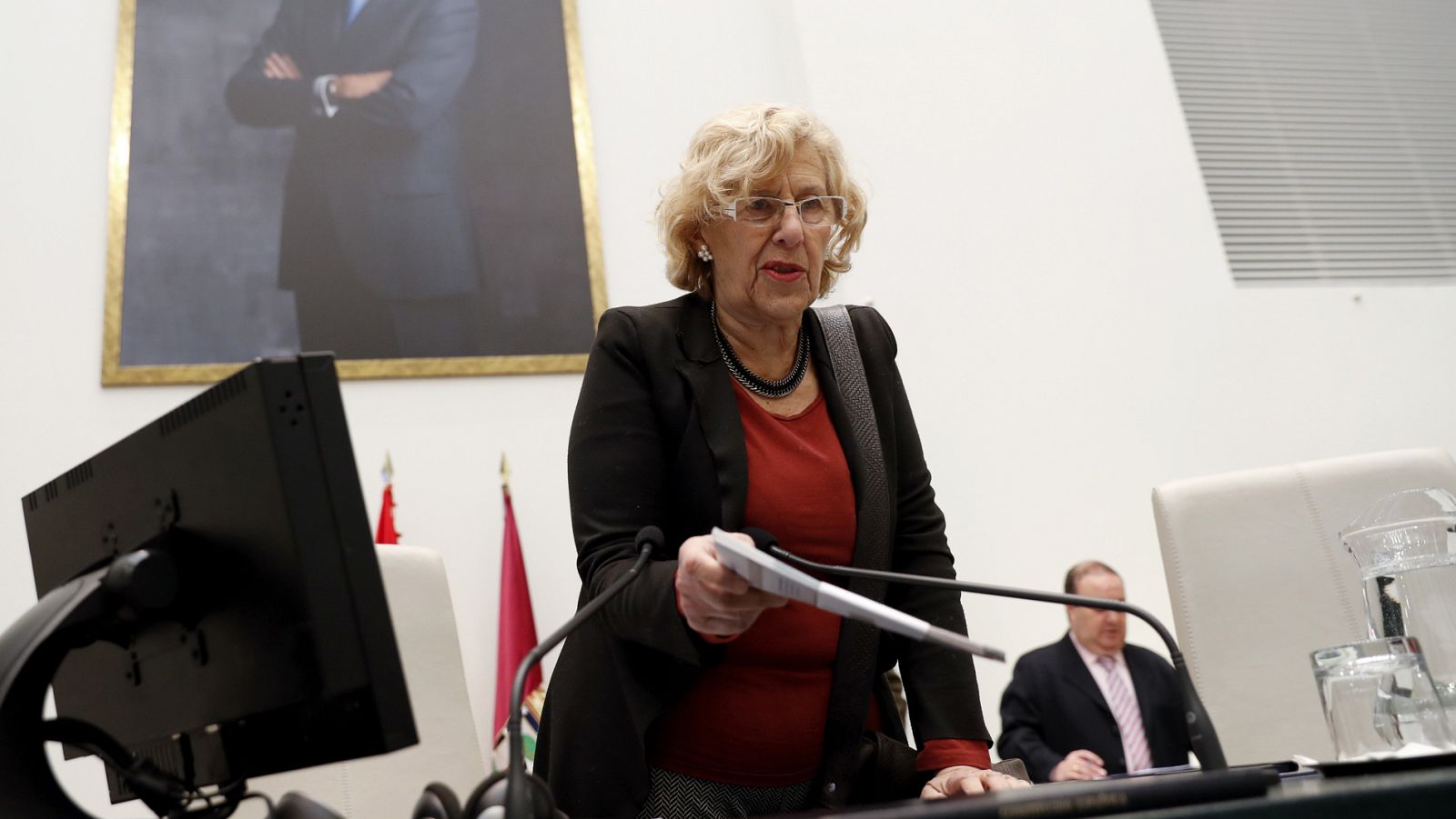La alcaldesa de Madrid, Manuela Carmena, en una imagen de archivo tras un pleno en el Ayuntamiento