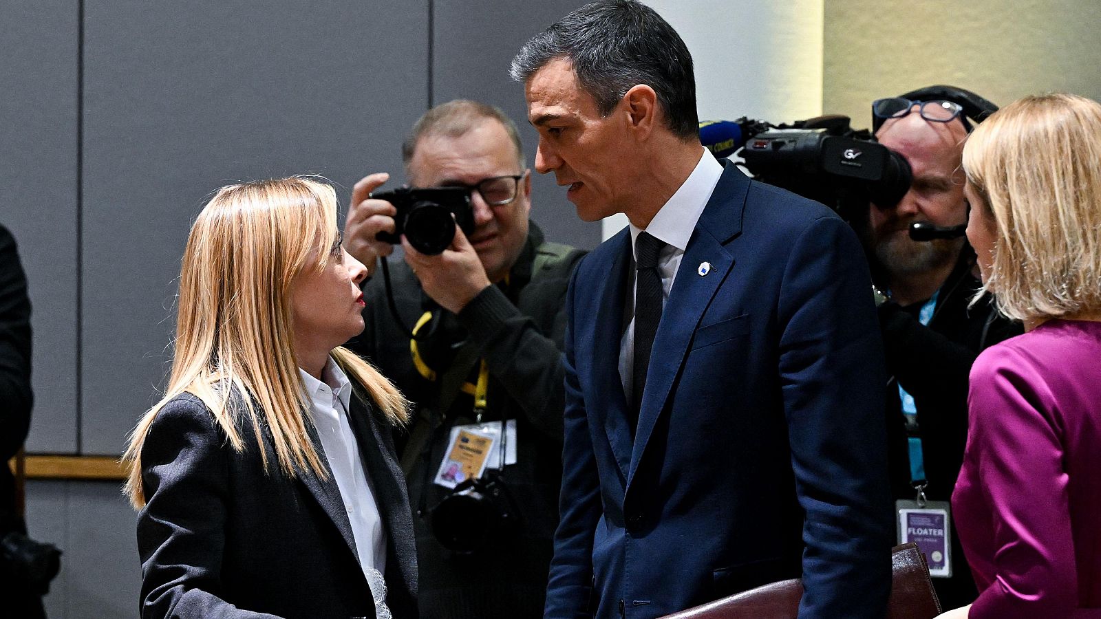 Pedro Sánchez y Giorgia Meloni conversan en Bruselas el 22 de enero de 2026, rodeados de personal de prensa con cámaras.