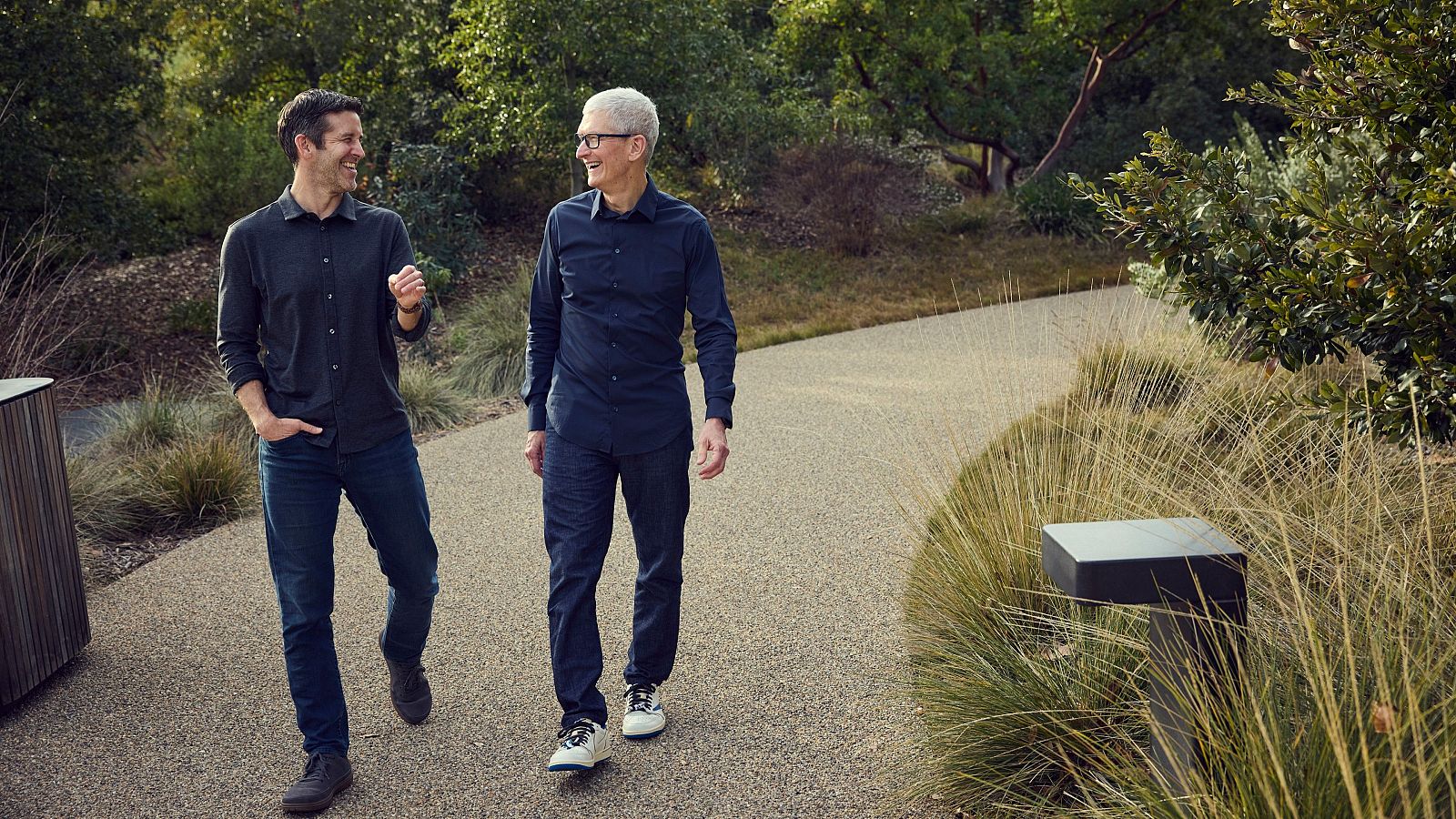 Quién es John Ternus, el sustituto de Tim Cook al frente de Apple