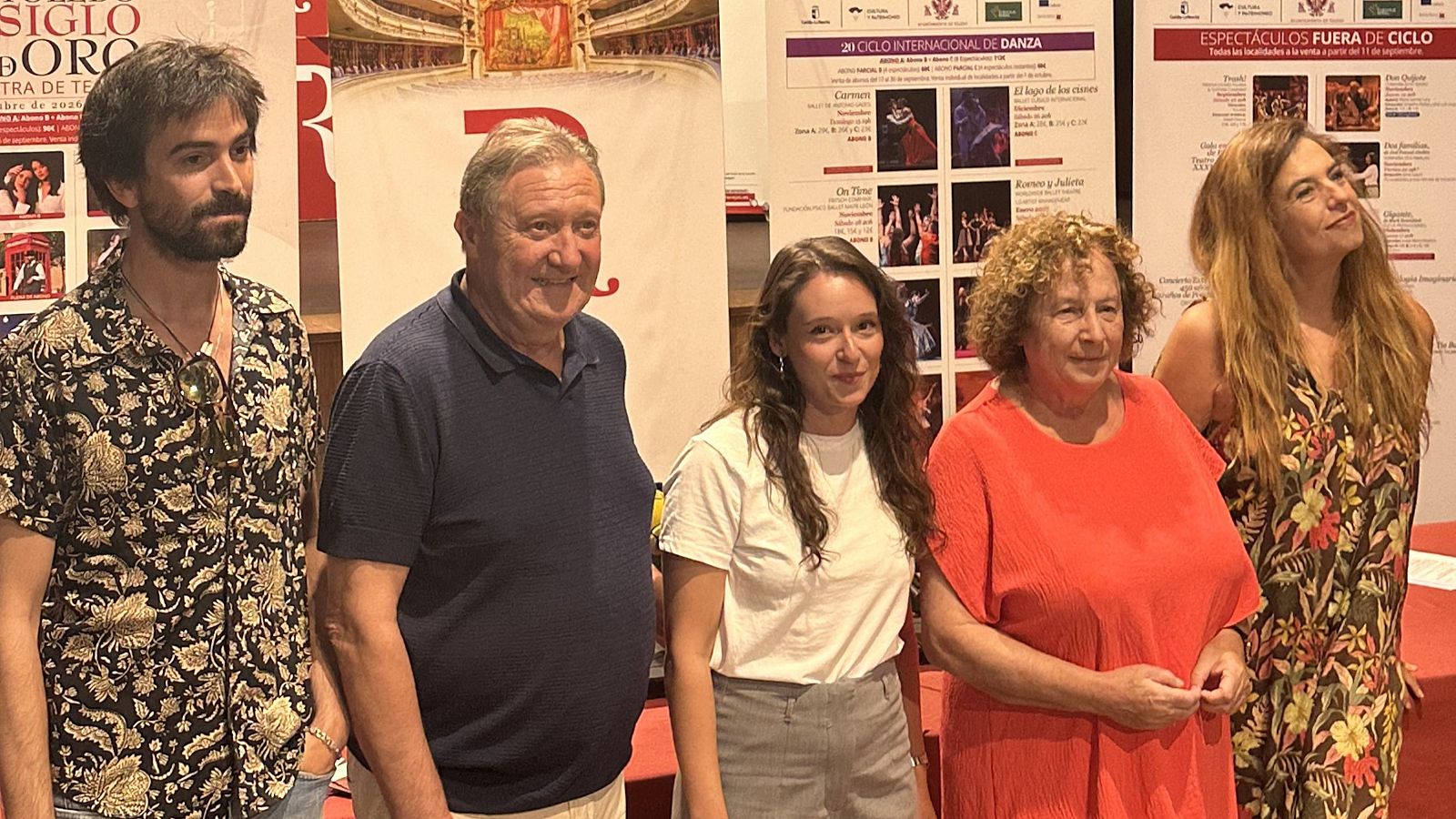 Cinco personas posan ante carteles de eventos culturales, incluyendo "SIGLO DE ORO" y "2º CICLO INTERNACIONAL DE DANZA". Se identifican Emiliano García-Page Sánchez y Milagros Tolón Jaime.