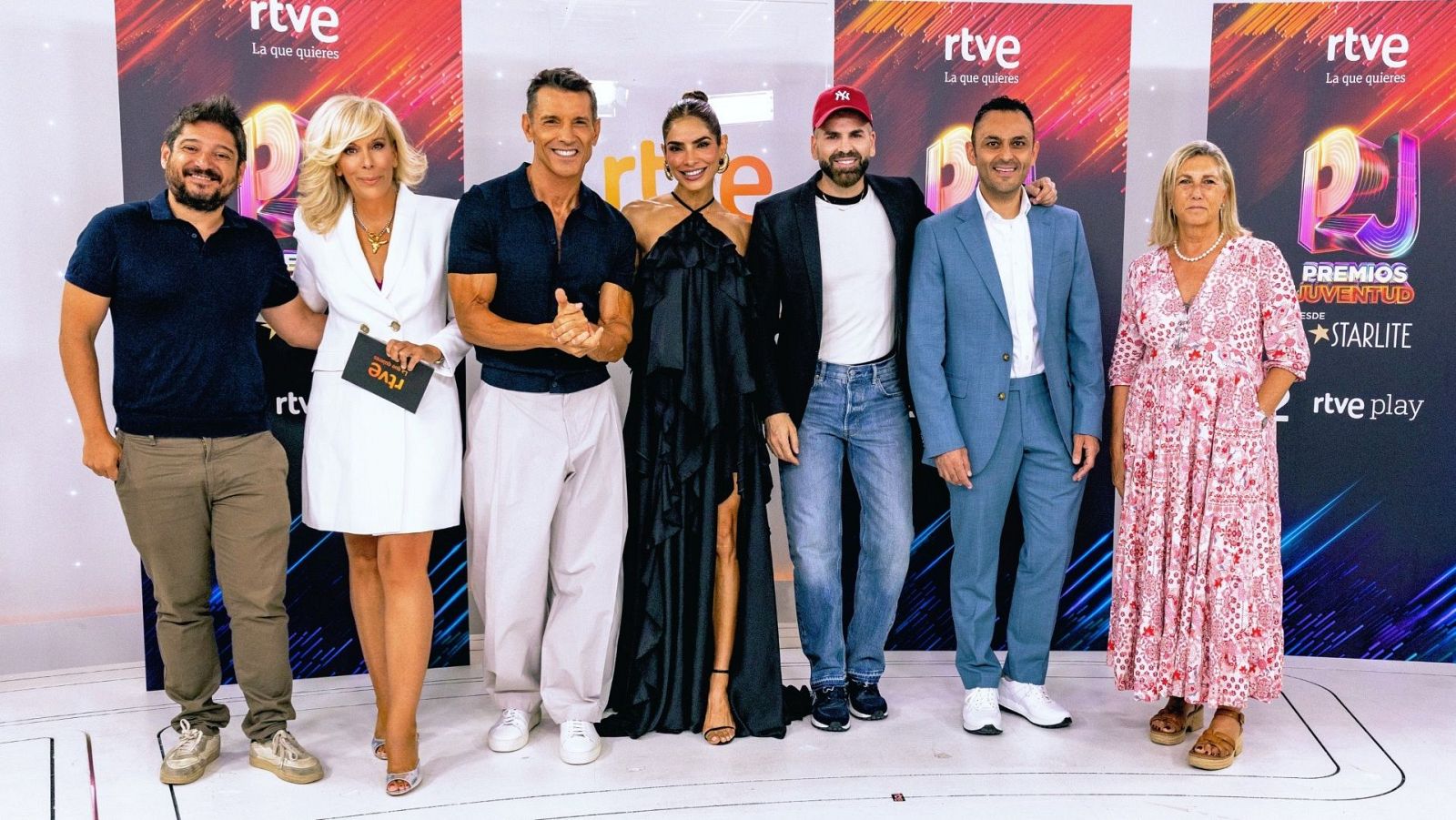 Siete personas, incluyendo a Jesús Vázquez y María Eizaguirre, posan en un evento de "rtve" para los "PREMIOS JUVENTUD".