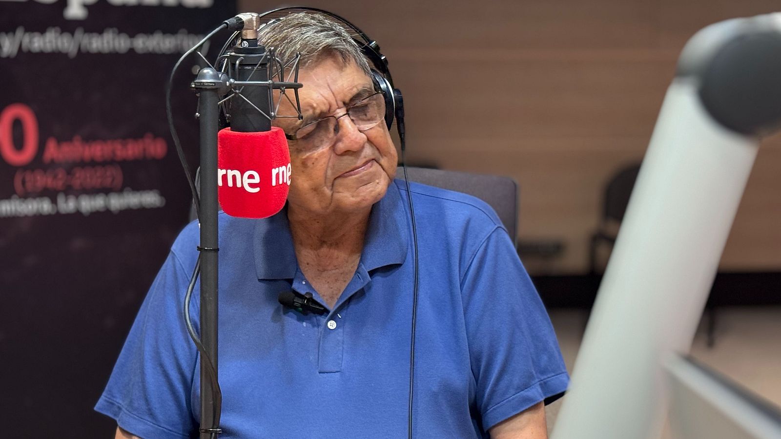 Sergio Ramírez en un estudio de radio, con auriculares y micrófono, celebra el 80º aniversario de Radio Exterior de España (1942-2022).
