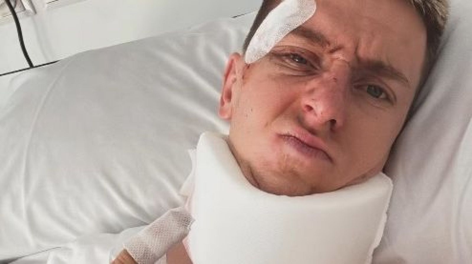 Tadej Pogacar, en el hospital tras su caída en la Vuelta en una imagen publicada por el ciclista en sus redes sociales