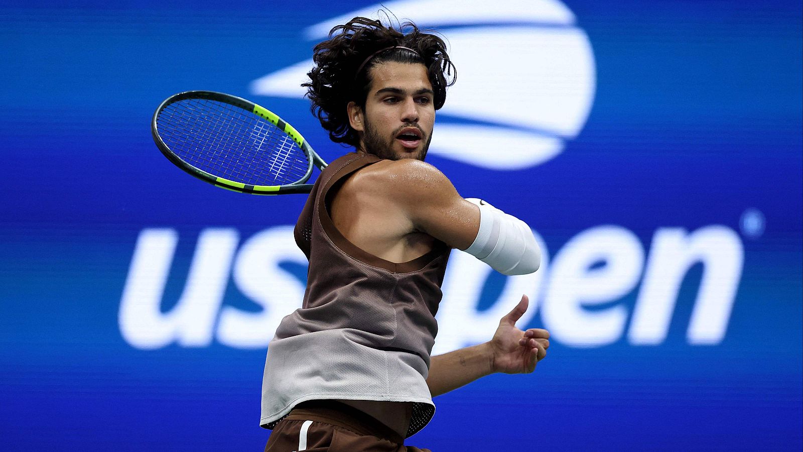 Carlos Alcaraz devuelve una bola a Roman Safiullin en su primer partido del US Open 2026