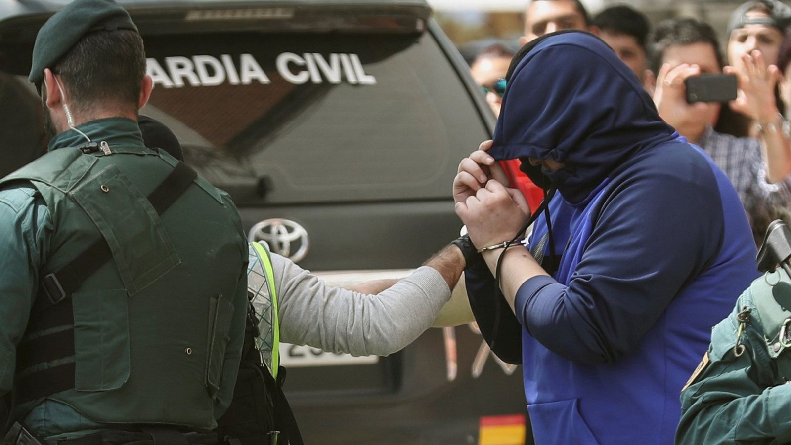 Efectivos de la Guardia Civil trasladan al joven marroquí que ha sido detenido en Andoain