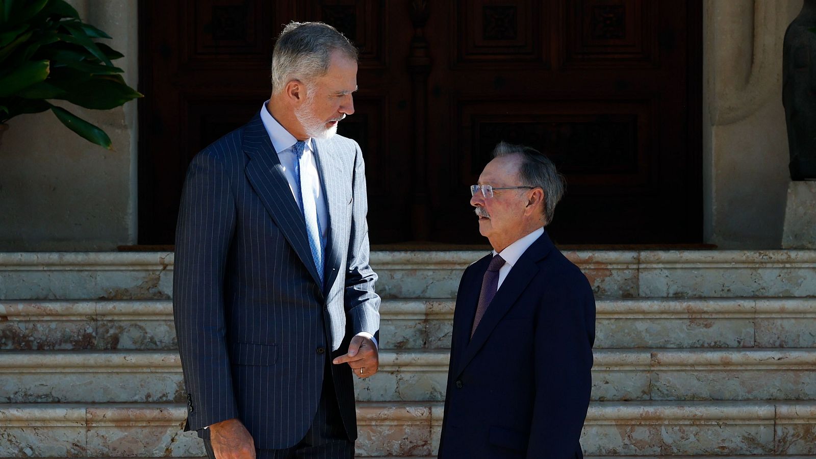 El rey Felipe VI recibe al presidente ceutí, Juan Jesús Vivas, en el Palacio de Marivent, en Palma de Mallorca, el pasado mes de agosto.