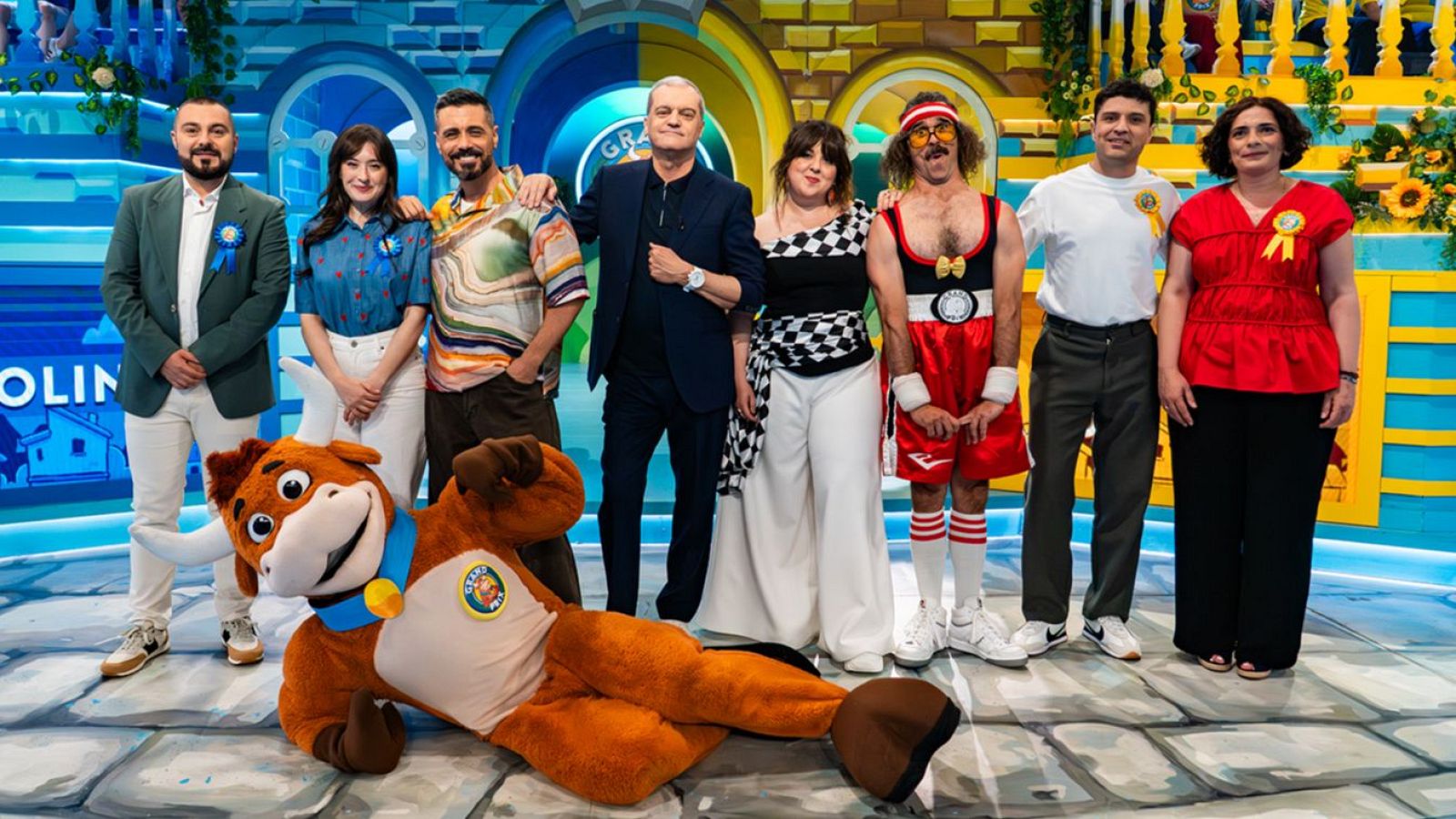 Ramón García y Cristinini posan junto a la Vaquilla y el equipo de "El Grand Prix del Verano" en un colorido plató.