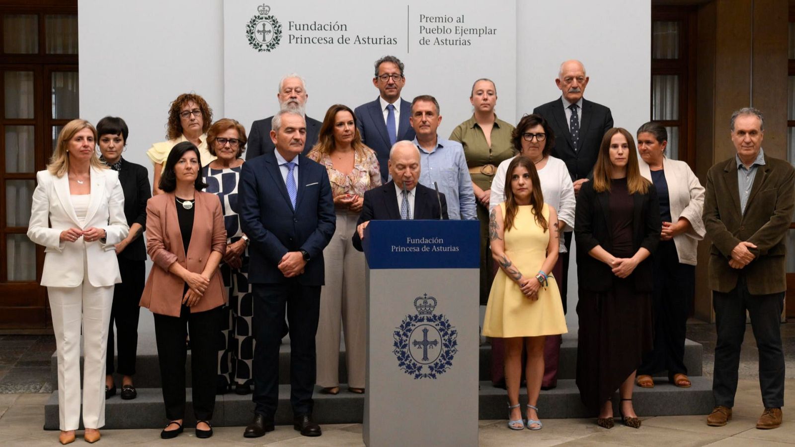 Francisco Rodríguez, presidente de la Fundación Princesa de Asturias, anuncia el Premio al Pueblo Ejemplar de Asturias 2026. El evento formal cuenta con la presencia de veinte personas.
