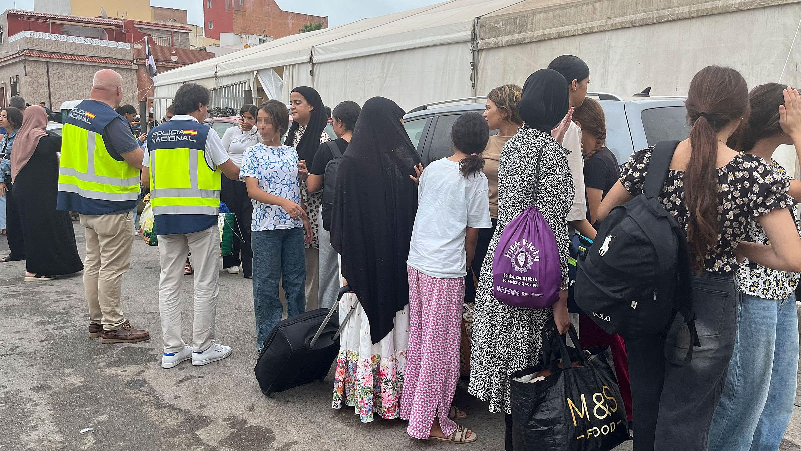 La policía nacional durante un traslado de menores en Ceuta