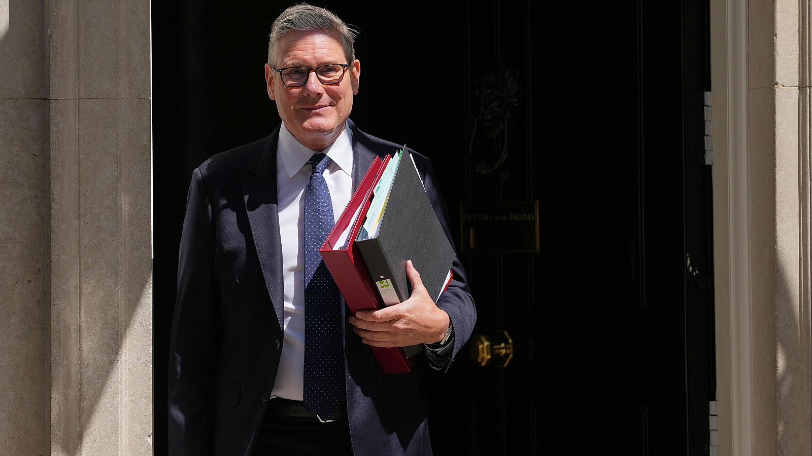 Keir Starmer saliendo de Downing Street hacia el Parlamento