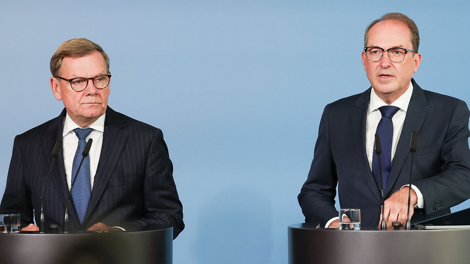 Alexander Dobrindt y Johann Wadephul, ministros alemanes, posan en una rueda de prensa. Ambos visten trajes oscuros y están detrás de atriles con micrófonos.
