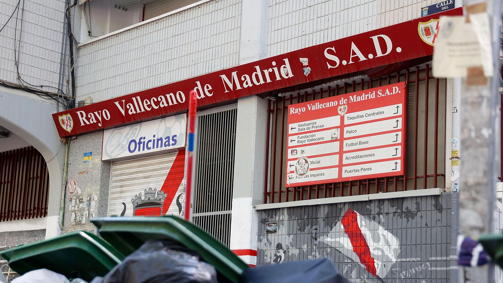 El exterior del estadio de Vallecas con la entrada a las oficinas del Rayo