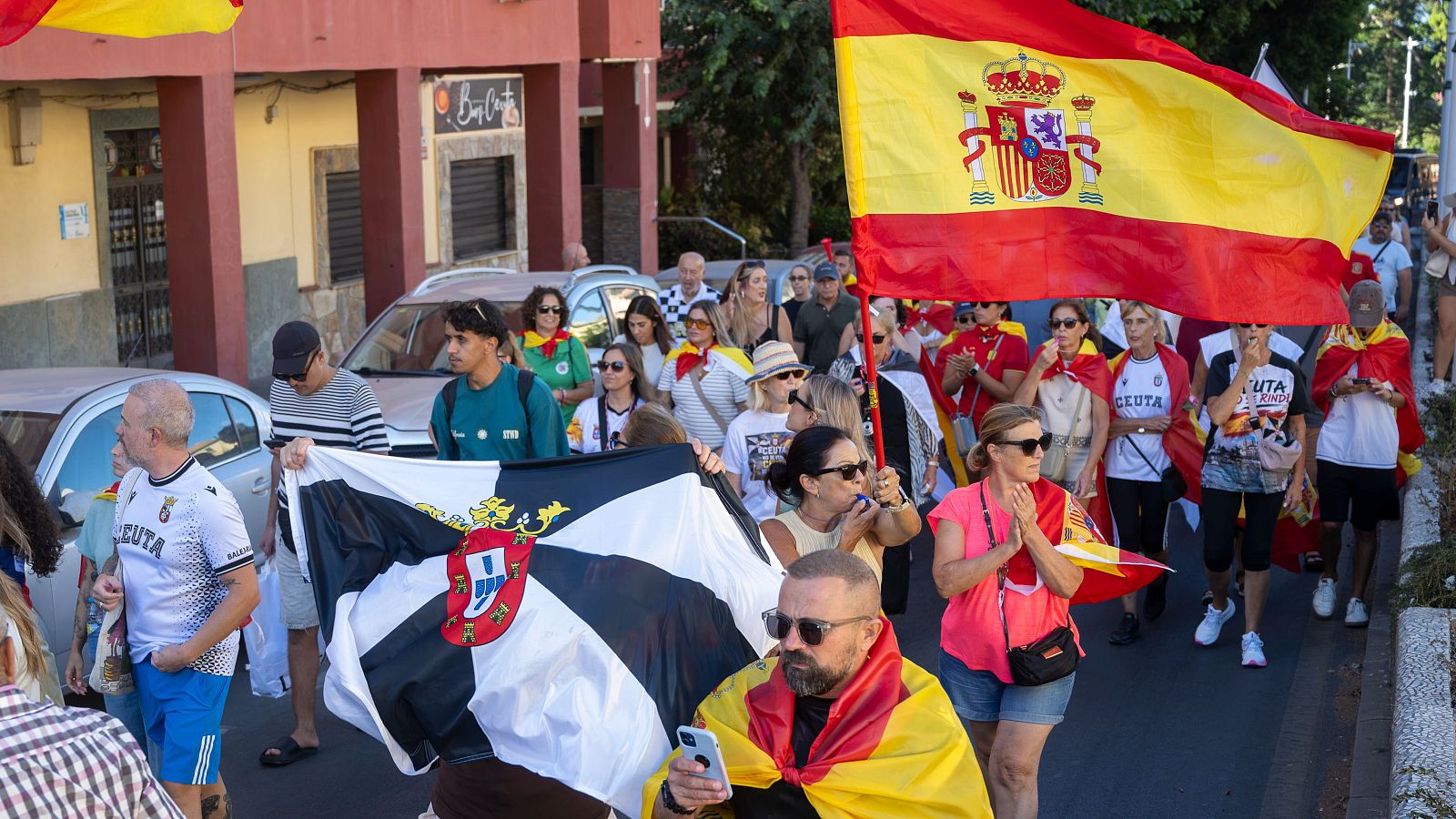 Decenas de personas durante una manifestación pacífica, a 29 de agosto de 2026, en Ceuta (España).