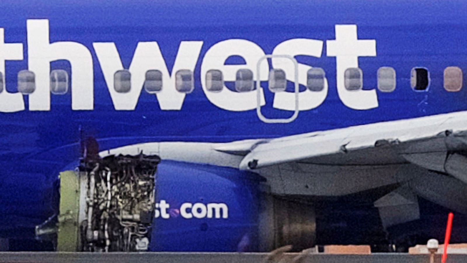 El motor dañado del vuelo 1380 de Southwest y la ventanilla que se rompió, por la que fue succionada la pasajera fallecida