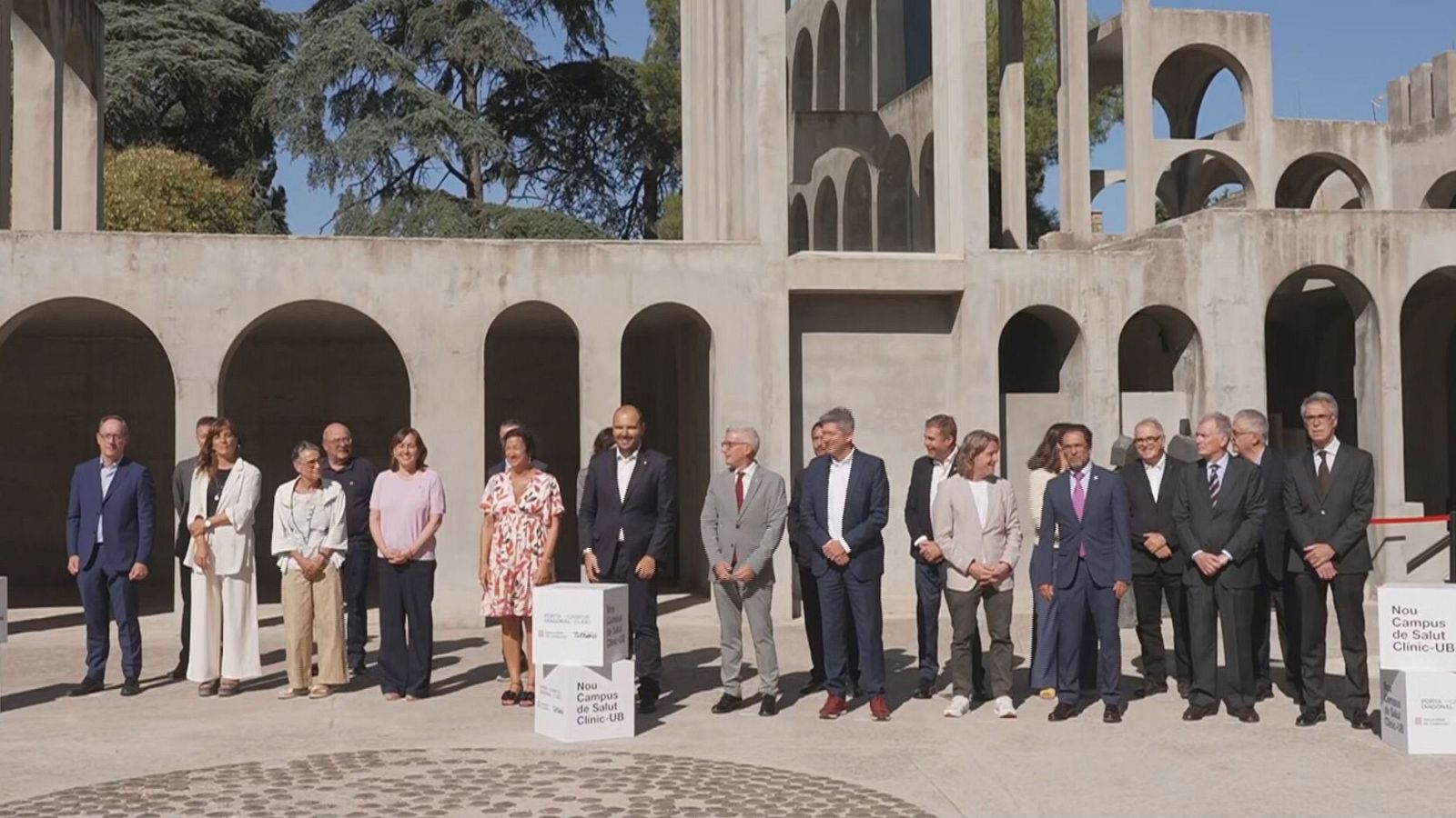 Evento de inauguración del Nou Campus de Salut Clínic-UB con autoridades como Jaume Collboni, Joan Guàrdia Olmos, Pere Aragonès y Josep Maria Campistol, junto a Patrícia Gomà.