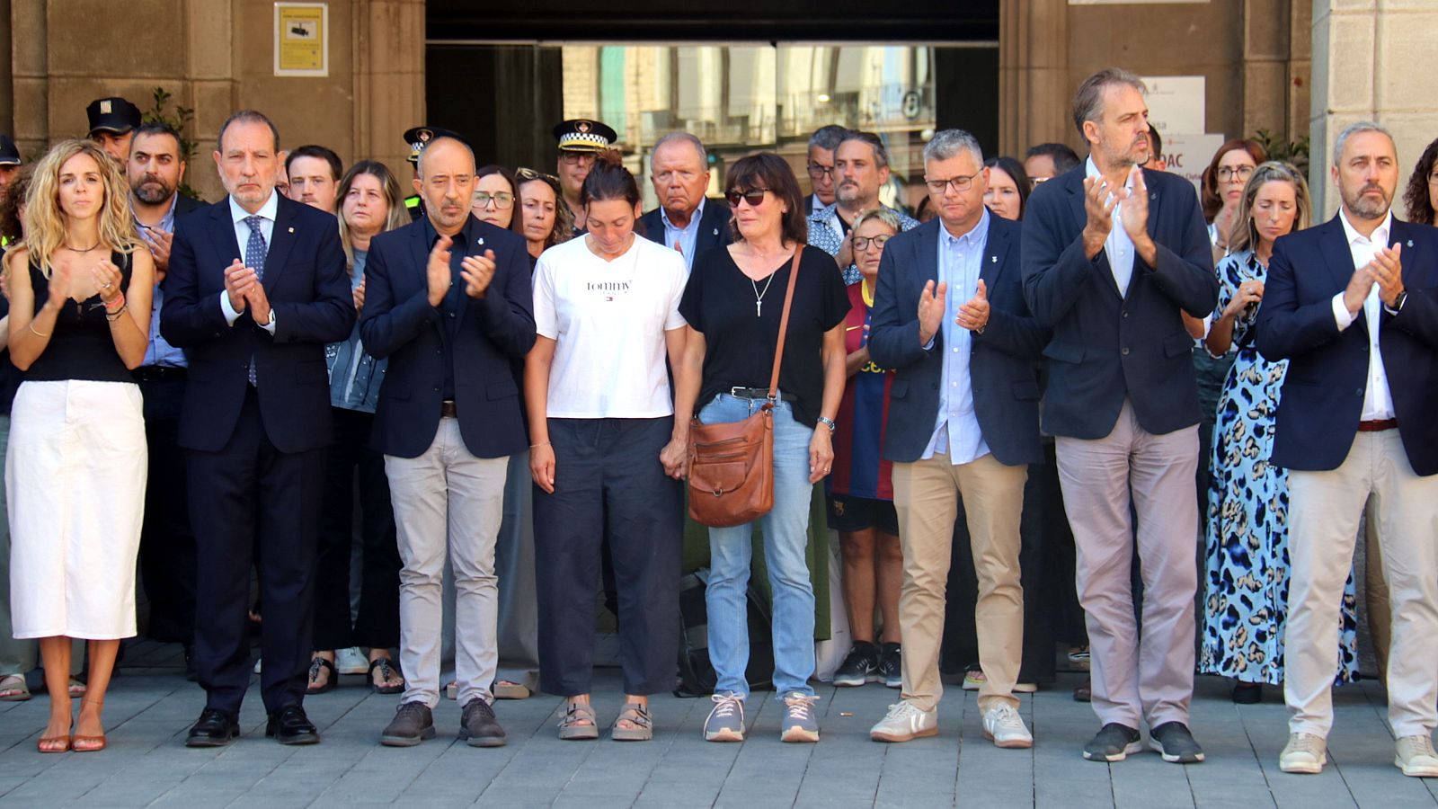 Representants del Govern i de l'Ajuntament de Manresa amb els familiars de la víctima durant el minut de silenci