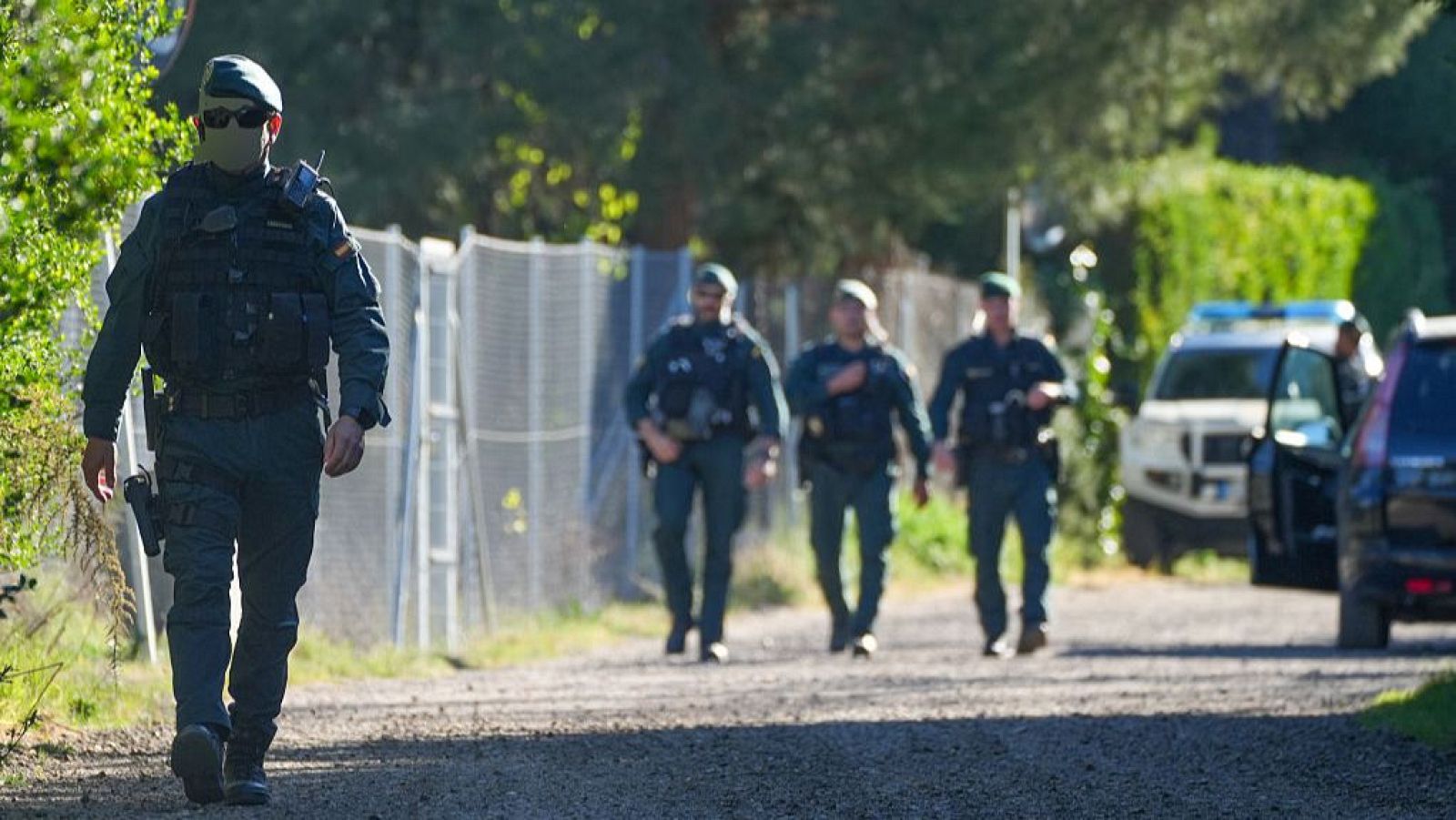 Agentes se dirigen al domicilio del principal acusado en abril de 2026.