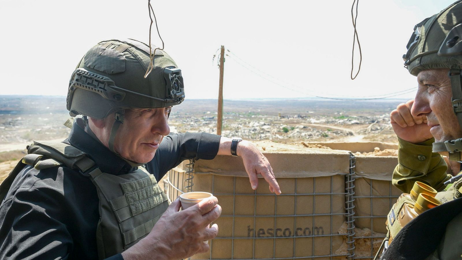 El primer ministro de Israel, Benjamín Netanyahu, en una visita a las fuerzas armadas presentes en la Franja, donde reiteró que estas controlan un 60 % del territorio y que no se retirarán