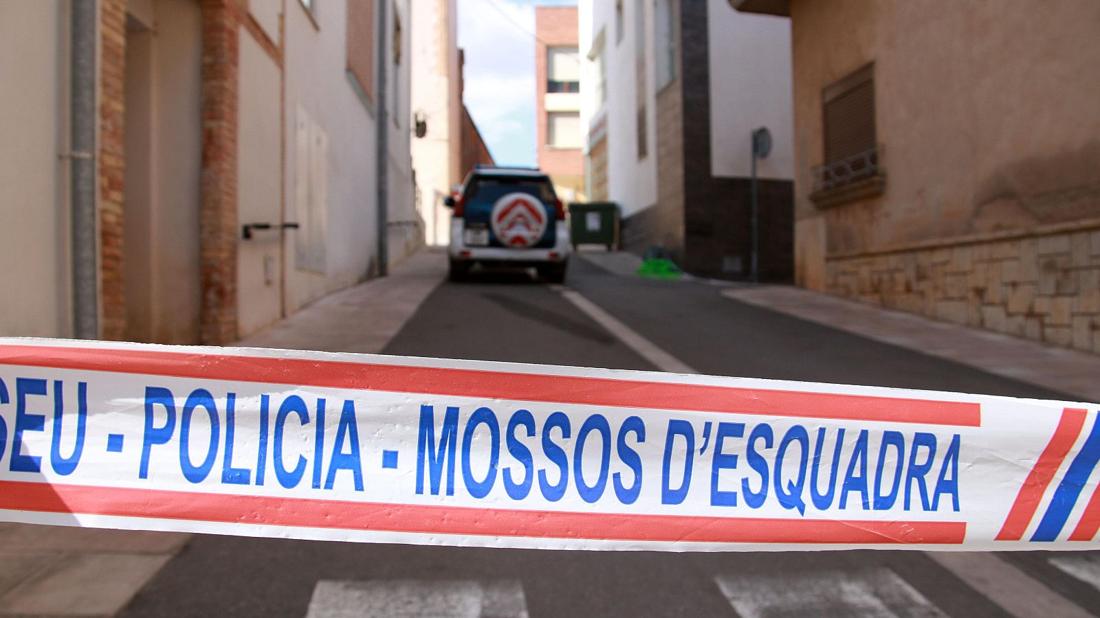 Una patrulla dels Mossos d'Esquadra custodiant aquest dilluns els carrers al voltant de l'habitatge de Santa Bàrbara, on busquen les possibles restes d'un nadó desaparegut