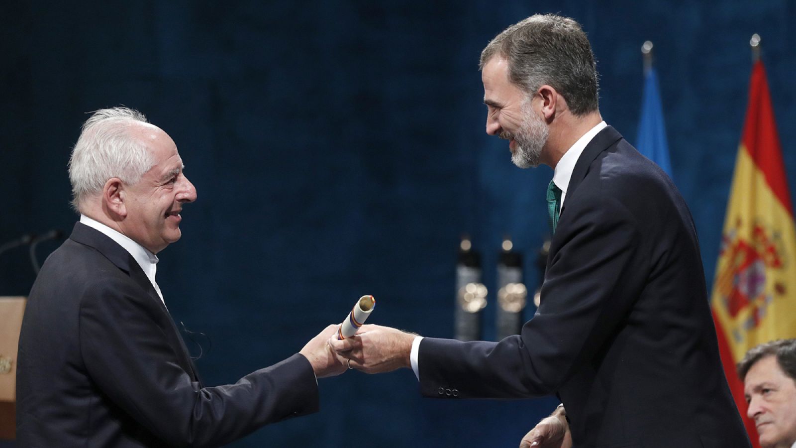 El rey Felipe entrega al artista sudafricano William Kentridge, el Premio Princesa de Asturias de las Artes 2017.