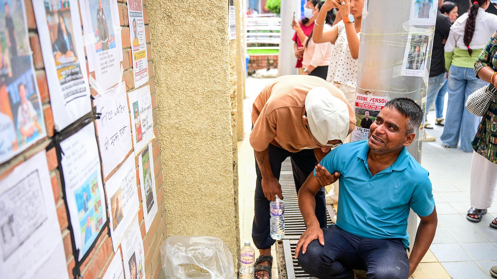 Los nepalíes se aferran al "muro de los desaparecidos" ocho días después de la devastadora riada: "Esperamos un milagro"