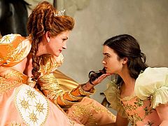 Mirror, mirror. ¿Quién es más bella, 'Emily in Paris' o Julia Roberts, la novia de América? Así es la nueva Blancanieves