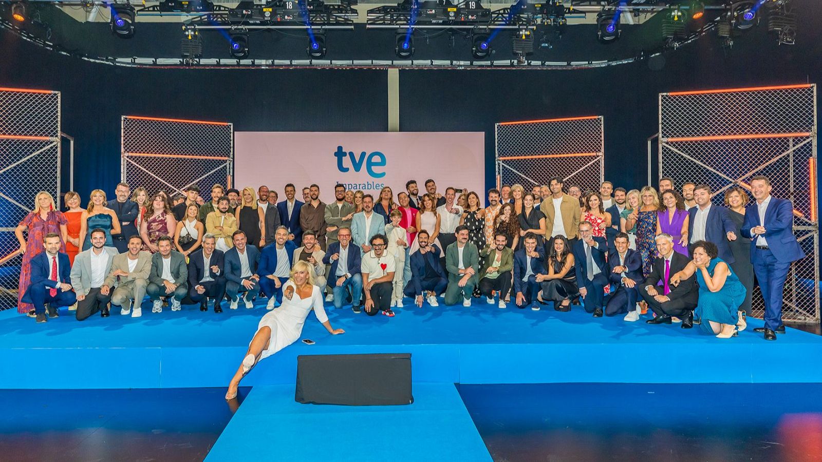 Anne Igartiburu, Roberto Leal, Marc Calderó, Jordi Cruz, Pepe Rodríguez, Samantha Vallejo-Nágera, Loles León, María Casado, Mónica López, Ana Blanco, Xabier Fortes, Elena S. Sánchez y Toñi Moreno posan con otros profesionales de TVE en la presentación de su nueva temporada.