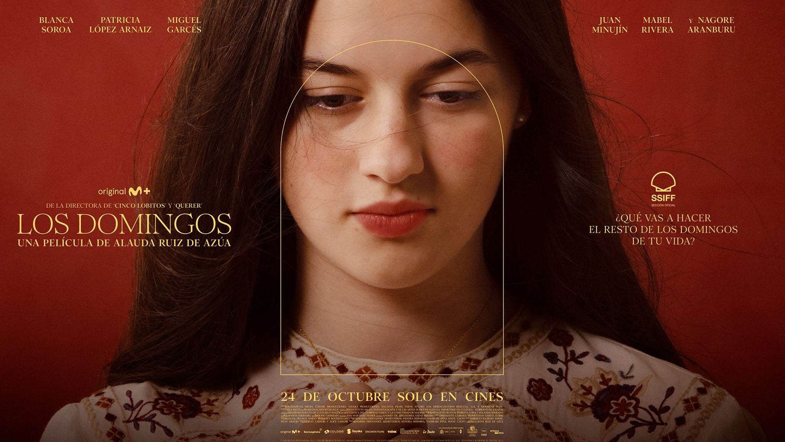 Cartel de "Los Domingos" con rostro femenino, bordados, título y reparto. Incluye logos de Movistar Plus+, Festival de San Sebastián y fecha de estreno: 24 de octubre.