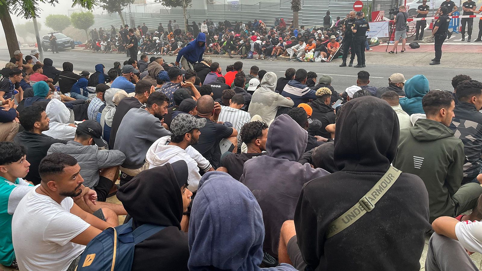 Migrantes concentrados en las inmediaciones de la explanada de Loma Colmenar de Ceuta